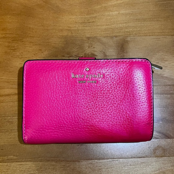 Kate Spade New York Medium Compact
Bitold Wallet - Picture 1 of 8